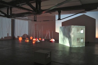 Susanne Hofer, Lichtung, Staub, Installation im Vebikus 2011