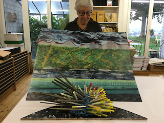 Rosmarie Vogt-Rippmann mit einem Kunstkasten-Werk (Foto: Cornelia Wolf)