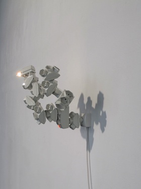 André Bless: plug-in, 2014, Objekt aus Elektrostecker und Nachtlicht 