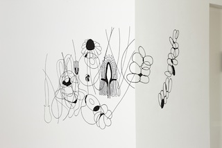 Barbara Maria Meyer, Gebäudearbeit II, 2011, Raum zum Singen, Filzstift/Acryl/Wandmalerei, 246 x 121 cm