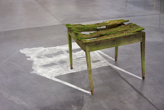 Installation: Was bleibt - verwitterter Holztisch mit Schattenwurf (Kreide)