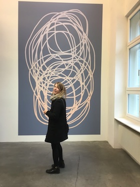 Wandbild von Stephanie Kägi (mit Besucherin)