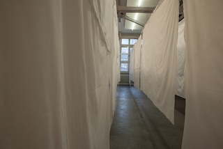 Installation im Vebikus Foyer: beiSpiel - Leintuch
