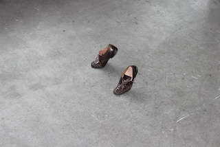 Installation im Vebikus Foyer: beiSpiel - Schuhe