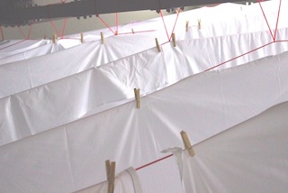 Installation im Vebikus Foyer: beiSpiel - Leintuch