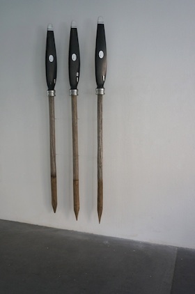 Flughöhe unbekannt, Propeller von Cessna 185 / HB-CQB, Holzpfähle mit Gebrauchsspuren  95 x 265 x 20 cm, 2012